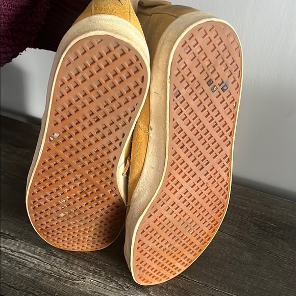 Puma Tan Sneakers with Moccasin-Style Design - Picture 9 of 9